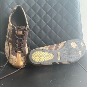 Size 7 1/2 coach womens shoe